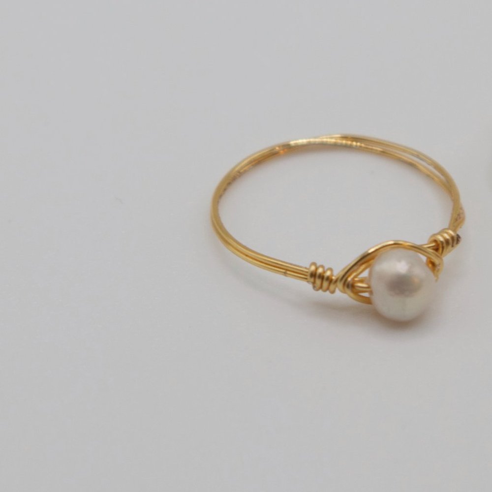 Jessa pearl ring - small pearl